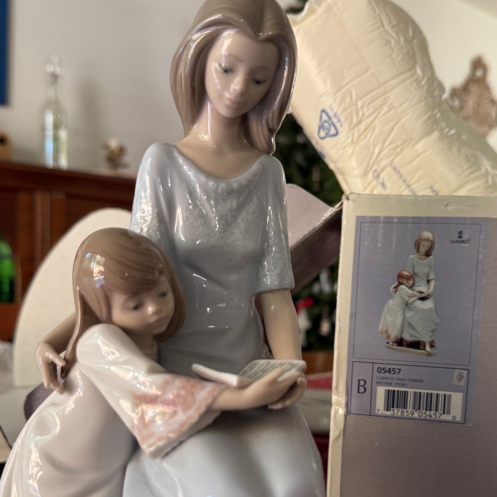 Lladro Mother and Child Ceramic Figurine in Soft Pastels “Bedtime Story” - Picture 3 of 4